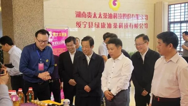 湖南省委副書記、省長許達哲視察貴太太，鼓勵貴太太打造一流茶油品牌，助力產(chǎn)業(yè)扶貧